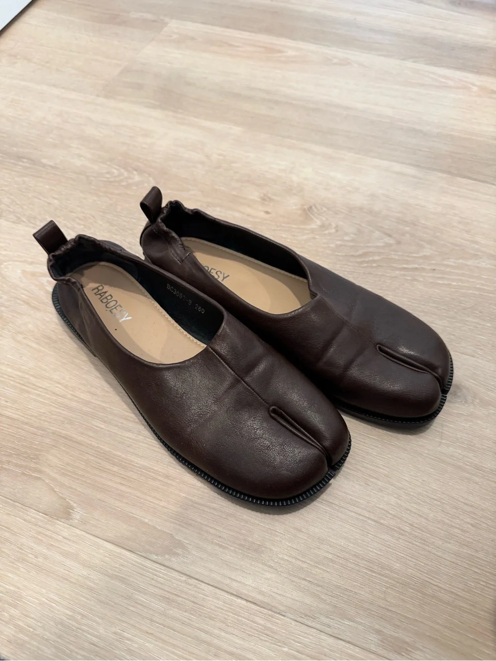 RABOESY Tabi Ballet Flats Brown